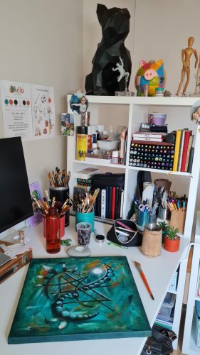 Mon bureau et atelier, avec une toile en cours, et tout mon matériel (pinceaux, feutres crayons, cahiers...)