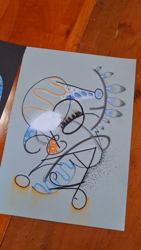 Présentation de l'œuvre d'Ainara, artiste d'un jour, dans des tons de bleu et orange
