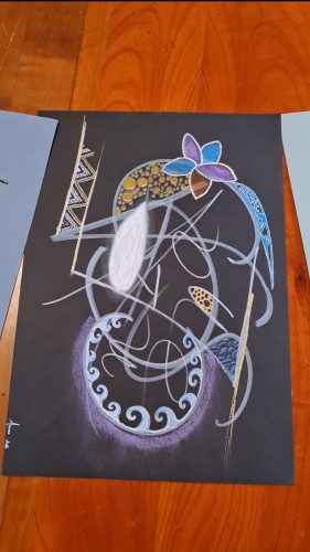 Présentation de l'œuvre d'Aurore, artiste d'un jour, dans des tons de bleu et violet sur feuille noire