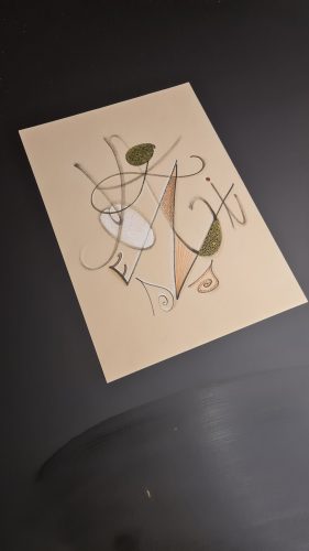 Présentation de l'œuvre de Laurence, artiste d'un jour, dans des tons de beige, ocre et or